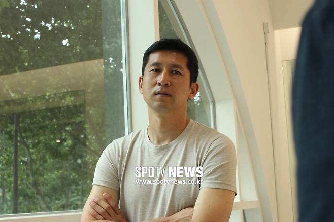 ▲ 이젠 골키퍼 전문 코치로 유소년 선수들을 지도하고 있는 김용대.