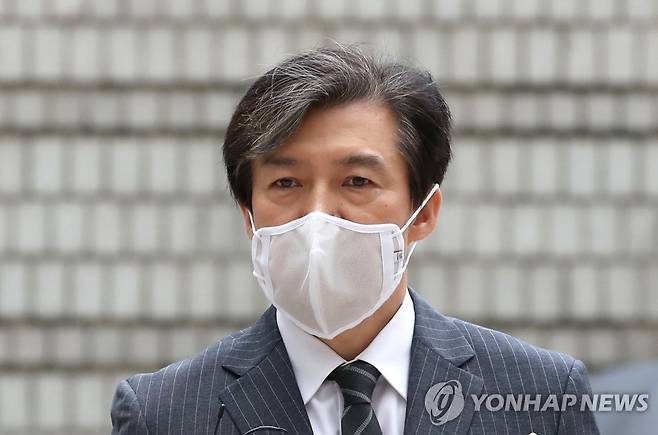 법정 향하는 조국 전 장관 (서울=연합뉴스) 한종찬 기자 = 유재수 전 부산시 경제부시장 감찰 무마를 지시한 혐의로 기소된 조국 전 법무부 장관이 14일 오전 서울 서초구 서울중앙지방법원에서 열린 공판에 출석하고 있다. 2020.8.14 saba@yna.co.kr