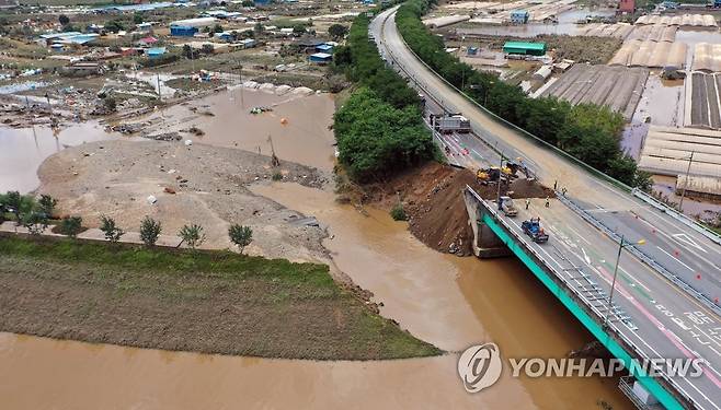 무너진 서시천 제방 (구례=연합뉴스) 박철홍 기자 = 9일 오전 전남 구례군 구례읍 섬진강 지류인 서시천의 제방이 전날 내린 폭우에 무너져 있다. 2020.8.9 pch80@yna.co.kr