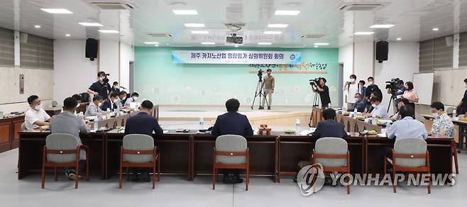 제주 카지노산업 영향평가 심의위원회 회의 (제주=연합뉴스) 박지호 기자 = 13일 오전 제주도 농어업인회관에서 제주카지노산업영향평가심의위원회 회의가 열리고 있다. 이날 회의는 롯데관광개발 카지노(엘티카지노)의 드림타워로의 이전에 대한 영향평가를 위해 개최됐다. 2020.8.13 jihopark@yna.co.kr