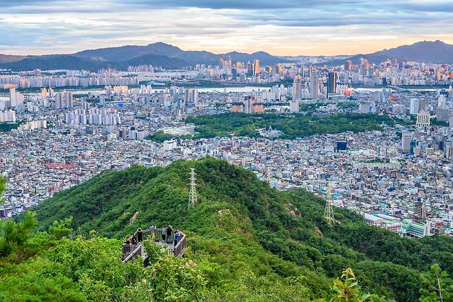 용마산_전망대에서 야경을 기다리는 사람들. 이하 서울관광재단 제공