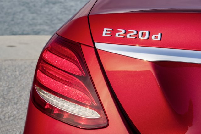 메르세데스벤츠의 ‘E220d’. E클래스 디젤엔진 모델이라는 것을 쉽게 알 수 있다. 메르세데스벤츠코리아 제공