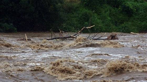 지난 5일 강원 인제군 북면 원통리에 440㎜의 집중호우가 쏟아진 가운데 북면 월학리 인근 인북천이 시뻘건 흙탕물로 돌변해 교량을 위협하고 있다. [연합뉴스]