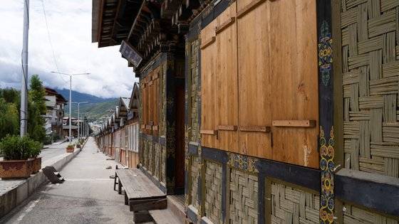 부탄은 코로나 사태 이후 처음으로 봉쇄령을 내렸다. 지난 13일 수도 팀푸의 상점들이 문을 닫은 모습. [AFP=연합뉴스]