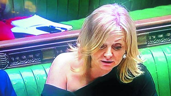 오프숄더 차림의 영국 트레이시 브라빈 의원. 트위터 캡처