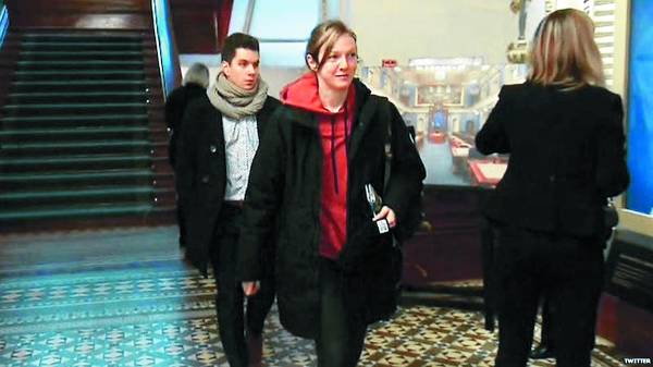 청바지에 후드티를 입고 등원한 캐나다 캐서린 도리온 의원. 트위터 캡처