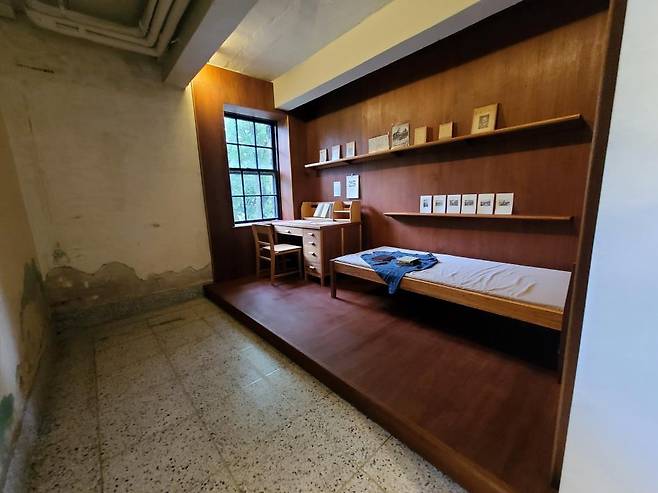 윤동주가 살았던 기숙사 방을 재해석한 전시실 (서울=연합뉴스) 김정진 기자 = 윤동주 시인이 연희전문학교에 재학하던 시절 머물렀던 기숙사 방을 현대적으로 재해석한 전시실의 모습이다. 전시실 이름은 윤동주의 시 제목이기도 한 '창'으로 지어졌다. 2020.8.15 stopn@yna.co.kr