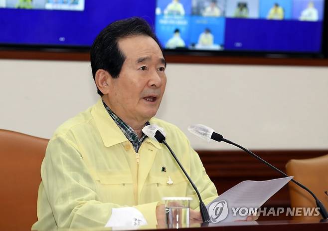 긴급 중대본 회의 주재하는 정세균 국무총리 (서울=연합뉴스) 임헌정 기자 = 정세균 국무총리가 15일 오후 서울 종로구 정부서울청사에서 열린 긴급 중앙재난안전대책본부(중대본) 회의에서 발언하고 있다.      정 총리는 이날 중대본 회의에서 "서울시와 경기도에서 사회적 거리두기를 2단계로 높이고자 한다"고 말했다. kane@yna.co.kr