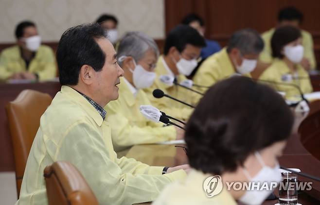 정세균 총리 "서울·경기서 사회적 거리두기 2단계로 격상" (서울=연합뉴스) 임헌정 기자 = 정세균 국무총리가 15일 오후 서울 종로구 정부서울청사에서 열린 긴급 중앙재난안전대책본부(중대본) 회의에서 발언하고 있다. 2020.8.15 kane@yna.co.kr