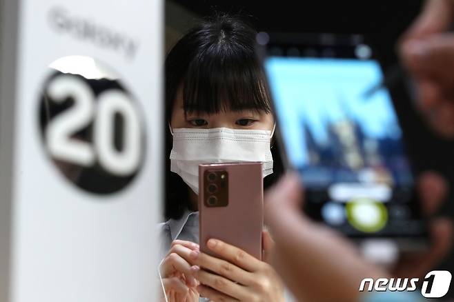 6일 서울 광화문 KT스퀘어를 찾은 고객들이 삼성전자의 '갤럭시 노트20'을 살펴보고 있다. 2020.8.6/뉴스1 © News1 이광호 기자