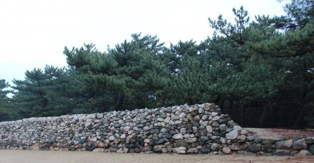 하카다만에 쌓은 일본의 '원구방루' 20km의 일부. 사진=윤명철 동국대 명예교수·우즈베키스탄 국립 사마르칸트대 교수