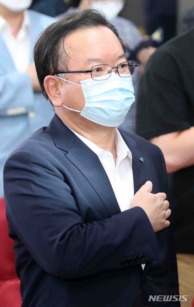 [서울=뉴시스]김선웅 기자 = 김부겸 전 행정안전부 장관이 14일 서울 여의도 국회에서 열린 '다시, 평화의 길 번영의 문으로' 남북교류 관련 토론회에서 국민의례를 하고 있다. 2020.08.14.   mangusta@newsis.com