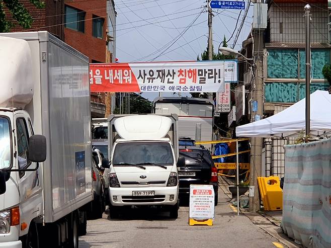 진입로가 차단된 사랑제일교회 (서울=연합뉴스) 문다영 기자 = 16일 오전 서울 성북구 장위동 사랑제일교회 진입로가 바리케이드와 대형 트럭 등으로 완전히 차단돼있다. 2020.08.16 zero@yna.co.kr