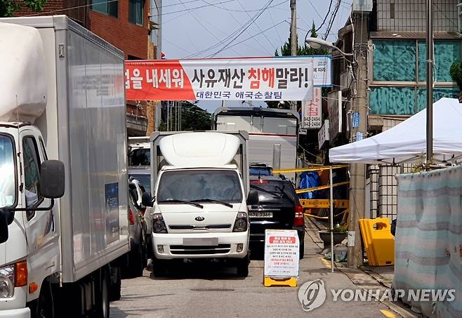 진입로가 차단된 사랑제일교회 (서울=연합뉴스) 문다영 기자 = 16일 오전 서울 성북구 장위동 사랑제일교회 진입로가 바리케이드와 대형 트럭 등으로 완전히 차단돼있다. 2020.8.16 zero@yna.co.kr