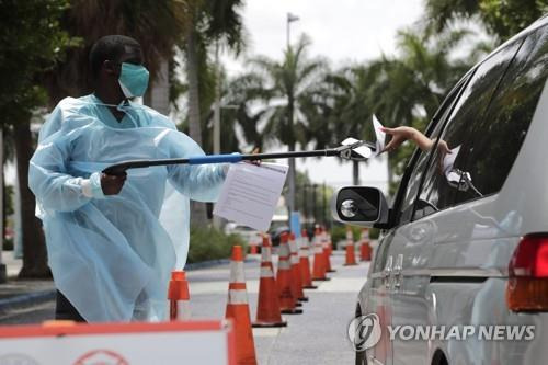 코로나19 검사 안내서 나눠주는 미국 의료진 [AP=연합뉴스 자료사진]