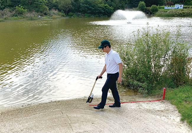 경기 위원이 페널티 구역을 표시하고 있다. 사진 KGA