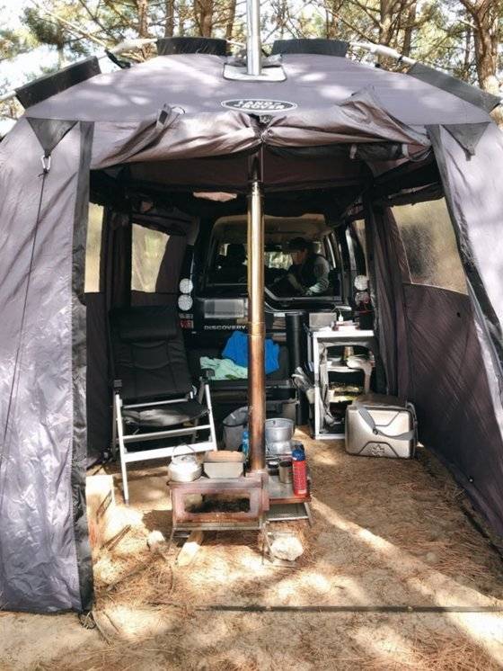 후방 쉘터 내부. 당시 봄이었는데도 날씨가 쌀쌀해 내부에 난로를 설치했다. 그 외엔 의자와 작은 테이블, 자질구레한 조리도구를 넣어두는 수납장, 음식 보관용 보냉가방 정도가 전부다. 윤경희 기자