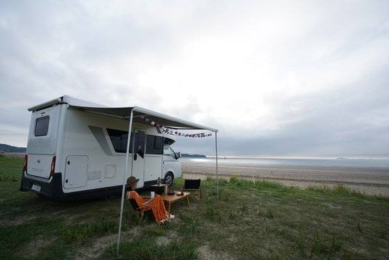 해변이 인접한 오토캠핑장에 캠핑카를 세워두고 바다를 즐기는 시간. 텐트 등 캠핑장비 설치를 따로 할 필요가 없어 여유롭다. 캠핑카는 현대차 포레스트. 윤경희 기자.