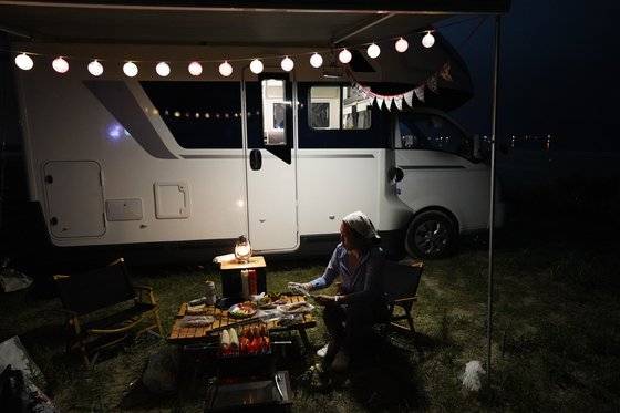 밤엔 캠핑카 앞에 앉아 모닥불에 바비큐를 해먹었다. 윤경희 기자