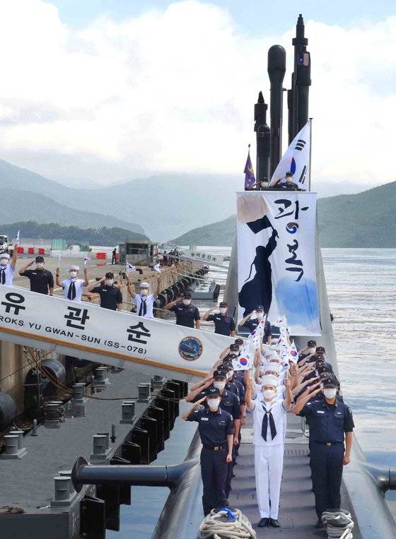 제75주년 광복절을 이틀 앞둔 지난 13일 경남 진해의 잠수함사령부에 정박한 장보고-Ⅱ 잠수함 유관순함(SS 078)의 승조원이 경례하고 있다. [해군 제공]