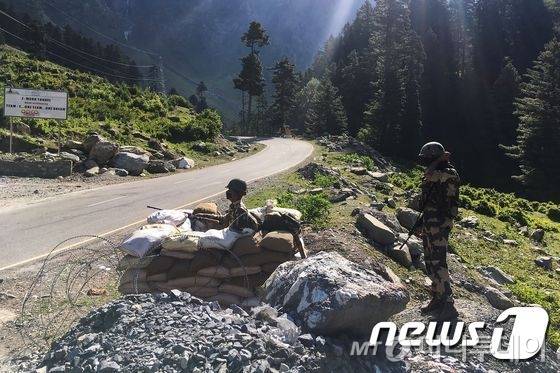 인도의 국경경비대가 17일(현지시간) 북서부 라다크 레로 향하는 곳에서 경계 근무를 서고 있다.ⓒ AFP=뉴스1