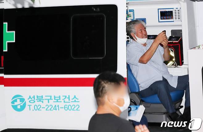 전광훈 서울 성북구 사랑제일교회 담임목사가 17일 서울 성북구 자신의 사택 인근에서 구급차량에 탑승하고 있다. 서울 성북구 사랑제일교회는 최근 교인들 사이에서 신종 코로나바이러스 감염증(코로나19) 집단 감염이 발생했으며, 이날 전광훈 담임목사도 확진 판정을 받았다. 2020.8.17/뉴스1 © News1 허경 기자