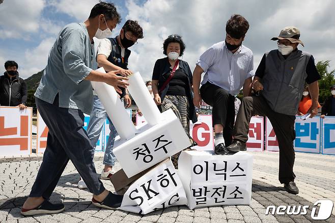 미세먼지 해결을 위한 충북시민대책위원회 등 시민단체 회원들이 지난 6월11일 서울 청와대 분수대 앞에서 기자회견을 열고 청와대의 청주 SK하이닉스 LNG발전소 건설 반대를 촉구하는 퍼포먼스를 하고 있다. 2020.6.11/뉴스1 © News1