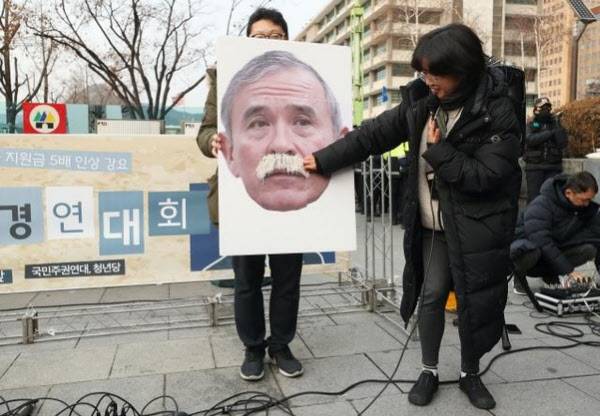 2019년 12월 13일 오후 서울 종로구 KT 광화문지사 앞에서 열린 '해리스 대사 참수 경연대회'에서 방위비 분담금 인상을 규탄하며 해리 해리스 주한 미국대사의 수염을 떼는 퍼포먼스를 하고 있다. /연합뉴스