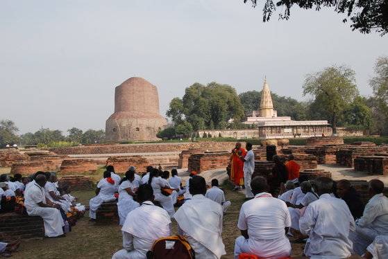 부처님이 다섯 수행자에게 처음으로 법을 설한 인도 사르나트의 사슴동산. 스리랑카에서 온 순례객들이 단출한 야외 법회를 갖고 있다. 멀리 우뚝 솟은 다메크 스투파는 ‘진리를 보는 눈’이란 뜻을 담고 있다. 사르나트=백성호 기자