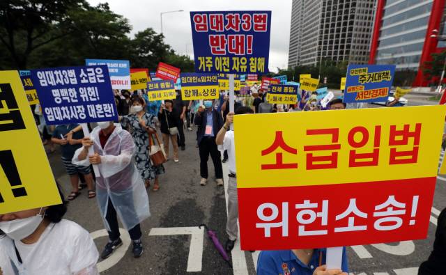 정부의 부동산 규제 정책에 반대하는 시민들이 지난 8일 서울 여의도에서 열린 집회에서 임대차3법 등에 반대하는 구호를 외치고 있다./연합뉴스