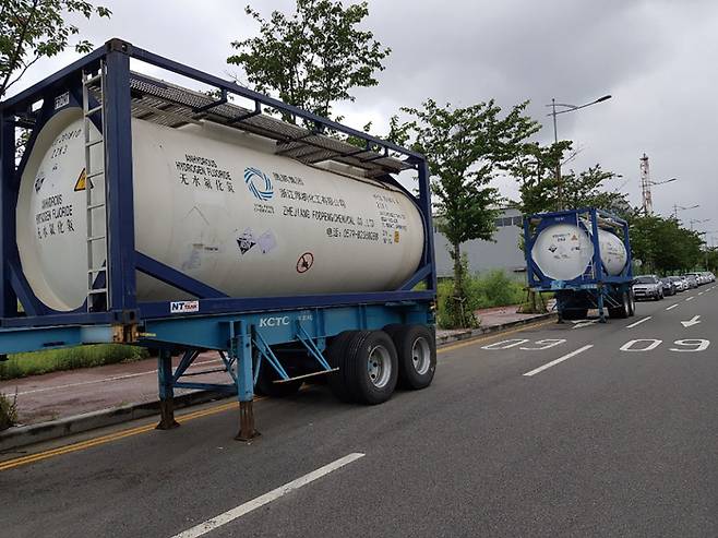 울산신항만 배후 도로에는 유해위험화학물질을 실은 탱크로리 차량들이 불법주차해 있다.&nbsp;ⓒ시사저널 박치현