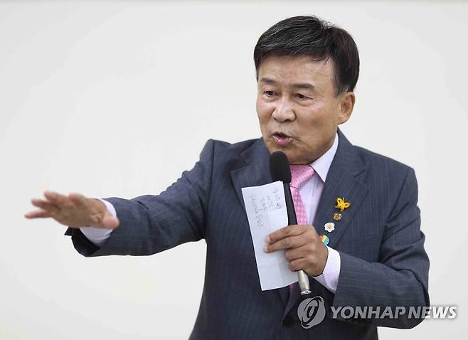 김원웅 광복회장 (창원=연합뉴스) 김동민 기자 = 김원웅 광복회장이 18일 경남 창원시 의창구 경남도의회 1층 대회의실에서 열린 초청 강연에서 발언하고 있다. 2020.8.18 image@yna.co.kr