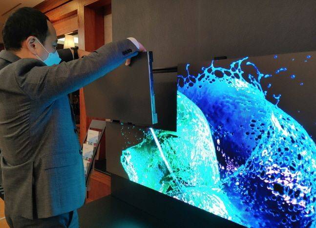 LG전자가 18일 서울 강남구 삼성동 그랜드인터컨티넨탈 서울파르나스호텔에서 개최한 'LG LED 사이니지 테크세미나' 행사에서 한 참가자가 행사장에 마련된 체험존에서 케이블리스 콘셉트의 LED 사이니지를 직접 설치해보고 있다.ⓒLG전자