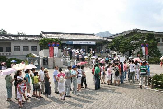 지난 2005년 8월15일 문을 연 국립고궁박물관의 개관 전시회 '백자 달항아리'를 보기 위해 길게 줄 선 관람객들. [사진 국립고궁박물관]