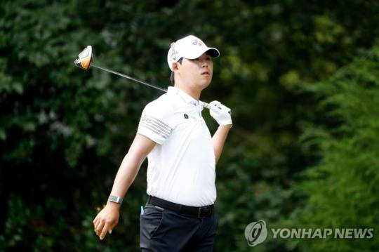 김시우가 지난 17일 미 PGA 투어 윈덤 챔피언십 4라운드 6번홀에서 드라이버 티샷이 오른쪽으로 빗나가며 로스트볼이 되자 망연자실한 표정을 짓고 있다. [그린즈버러(미국 노스캐롤라이나주) AFP=연합뉴스]