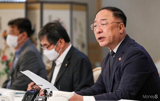 홍남기 부총리가 19일 오전 정부서울청사에서 열린 ‘제3차 부동산시장 점검 관계장관회의’에서 부동산 대책 발표에 따른 시장 동향을 설명했다. /사진=장동규 기자