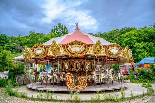 폐장한 놀이공원이지만 낡은 어트랙션과 파크 모습이 레트로 한 감성을 불러일으켜 인기 아이돌 그룹의 뮤직비디오와 화보 촬영장소로 입소문이 난 용마랜드의 회전목마. 사진제공｜서울관광재단