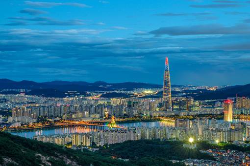 서울 시내를 바라보는 야경이 예쁘기로 소문난 용마산 전망대에서 본 한강 올림픽대교와 잠실 롯데월드타워의 모습. 사진제공｜서울관광재단