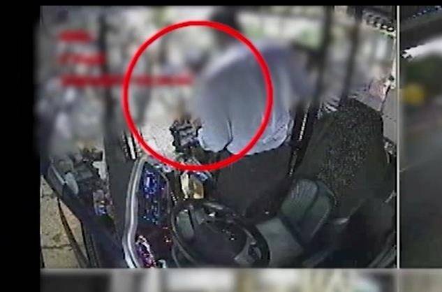 지난 17일 경기광주 한 시내버스에서 50대 승객(붉은 원 안)이 마스크 착용을 요구한 운전기사의 허리를 잡아당겨 운전기사의 몸이 앞으로 휘청하는 모습. 이 승객은 기사의 얼굴을 손으로 한차례 때려 폭행 등의 혐의로 불구속 입건됐다. [경기남부지방경찰 제공. 재판매 및 DB금지]