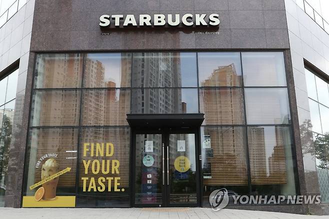 불 꺼진 파주 스타벅스 야당역점 (파주=연합뉴스) 임병식 기자 = 18일 경기도 파주시 스타벅스 야당역점의 창문이 가려져 있다.      이날까지 스타벅스 야당역점과 관련된 신종 코로나바이러스 감염증(코로나19) 확진자는 누적 49명이다. 2020.8.18 andphotodo@yna.co.kr