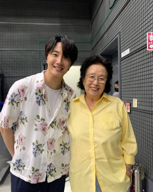 왼쪽부터 배우 정일우, 나문희. 출처|정일우 SNS