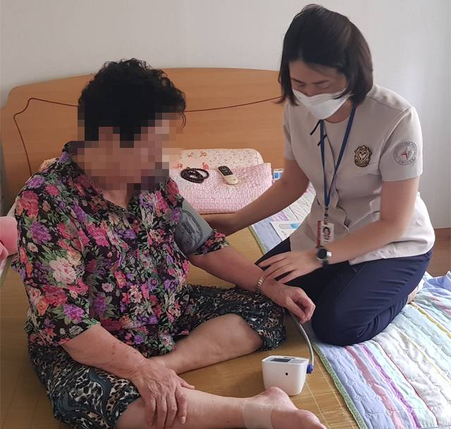 19일 경남 김해사랑병원의 간호사가 김모 할머니의 김해시 자택을 방문해 혈압을 재고 있다. 노인이나 장애인들이 지역사회 통합돌봄을 통해 집에서 의료, 요양, 가사도움 등의 서비스를 받을 수 있다. 보건복지부 제공