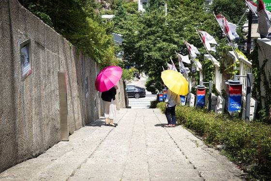 3ㆍ1 만세운동 길. 청라언덕 선교사 주택과 동산병원 사이 계단길이다. 3ㆍ1운동 당시 학생들이 경찰의 감시를 피해 이 사잇길을 이용했었다고 한다. 장진영 기자