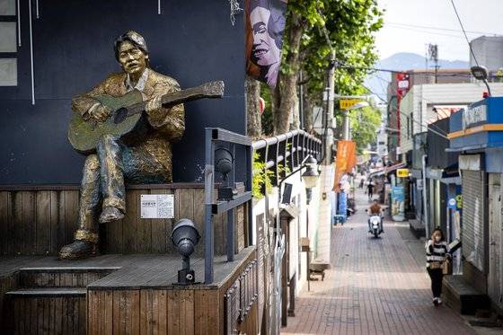 김광석 길 입구에 있는 조형물 ‘사랑했지만’. 손영복 작가의 작품으로 2010년 김광석 길을 조성할 때부터 골목을 지키고 있다. 2집 타이틀 곡 ‘사랑했지만’의 후렴구를 부르는 순간의 표정을 담았다고 한다. 장진영 기자