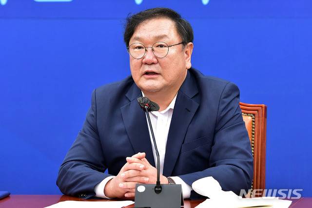 [서울=뉴시스]김선웅 기자 = 더불어민주당 김태년 원내대표가 20일 오전 국회에서 열린 당 정책조정회의에서 모두발언을 하고 있다. 2020.08.20. photo@newsis.com