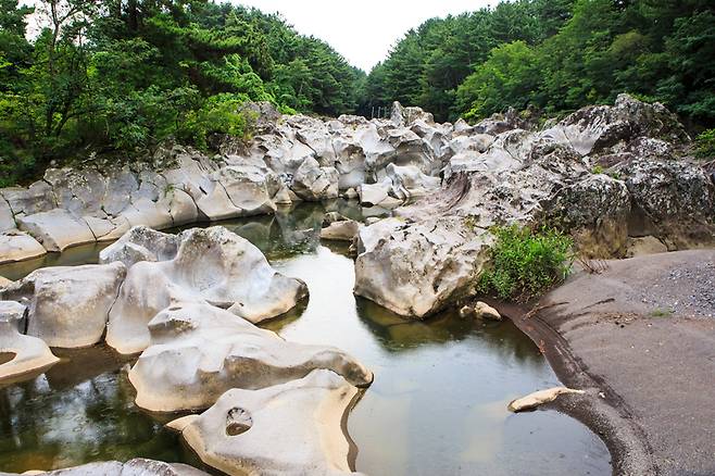 오라 올레의 대미를 장식하는 창꼼소는 어디서도 볼 수 없는 기묘한 풍경을 품고 있다