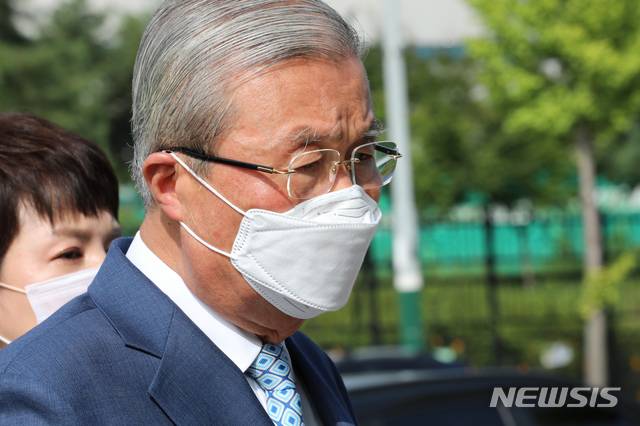 [청주=뉴시스]강종민 기자 = 김종인 미래통합당 비상대책위원장이 21일 오후 충북 청주 질병관리본부를 방문, 정은경 본부장과 만난 뒤 차량으로 이동하고 있다. 2020.08.21.  ppkjm@newsis.com