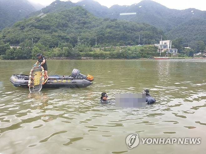 의암호 실종자 추정 시신 인양 (가평=연합뉴스) 21일 오전 경기 가평군 청평댐 상류 500m 부근에서 춘천 의암호 실종자로 추정되는 시신 1구가 발견돼 소방당국이 시신을 인양하고 있다. 2020.8.21 [경기도북부소방재난본부 제공. 재판매 및 DB금지] suki@yna.co.kr