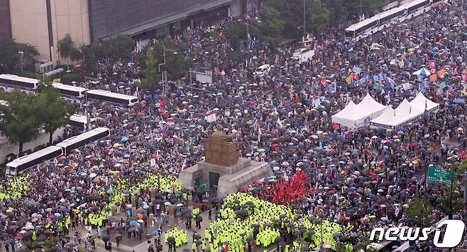 보수단체 회원들이 15일 서울 종로구 광화문광장에서 집회를 하고 있다. 2020.8.15/뉴스1 © News1 김명섭 기자