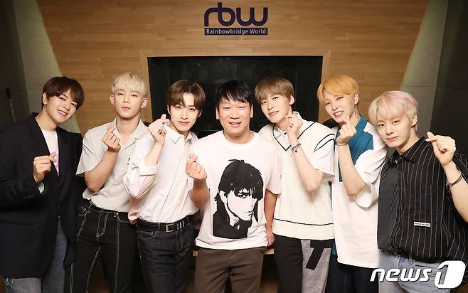 그룹 원어스와 김도훈 작곡가(가운데)/뉴스1 © News1 김진환 기자